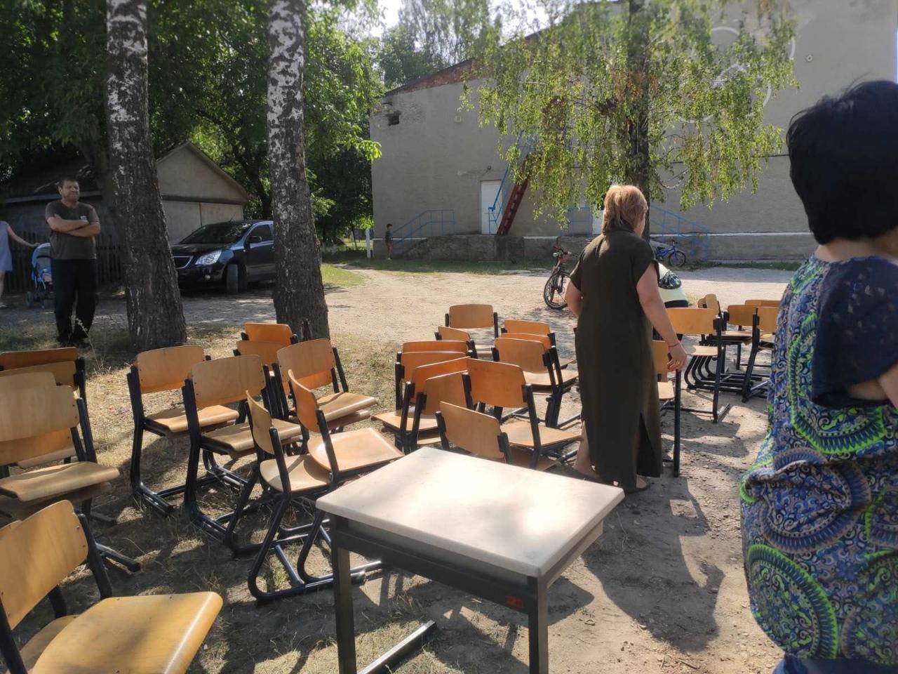 Сьогодні в Дунаєвецьку ЗОШ І-ІІІ ступенів №4 з Нідерландів приїхав цінний вантаж: шкільні меблі